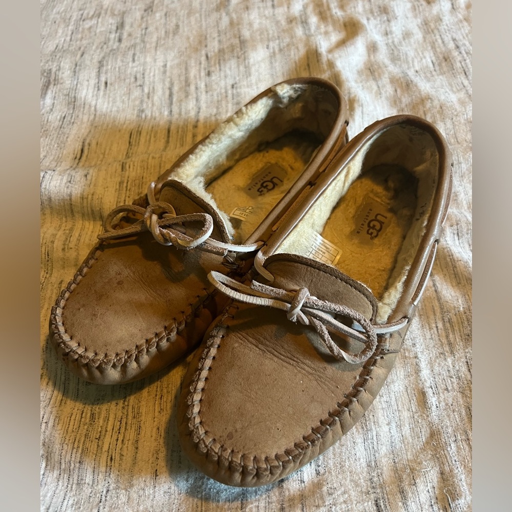UGG’s Dakota women’s moccasin slippers shoes size 7